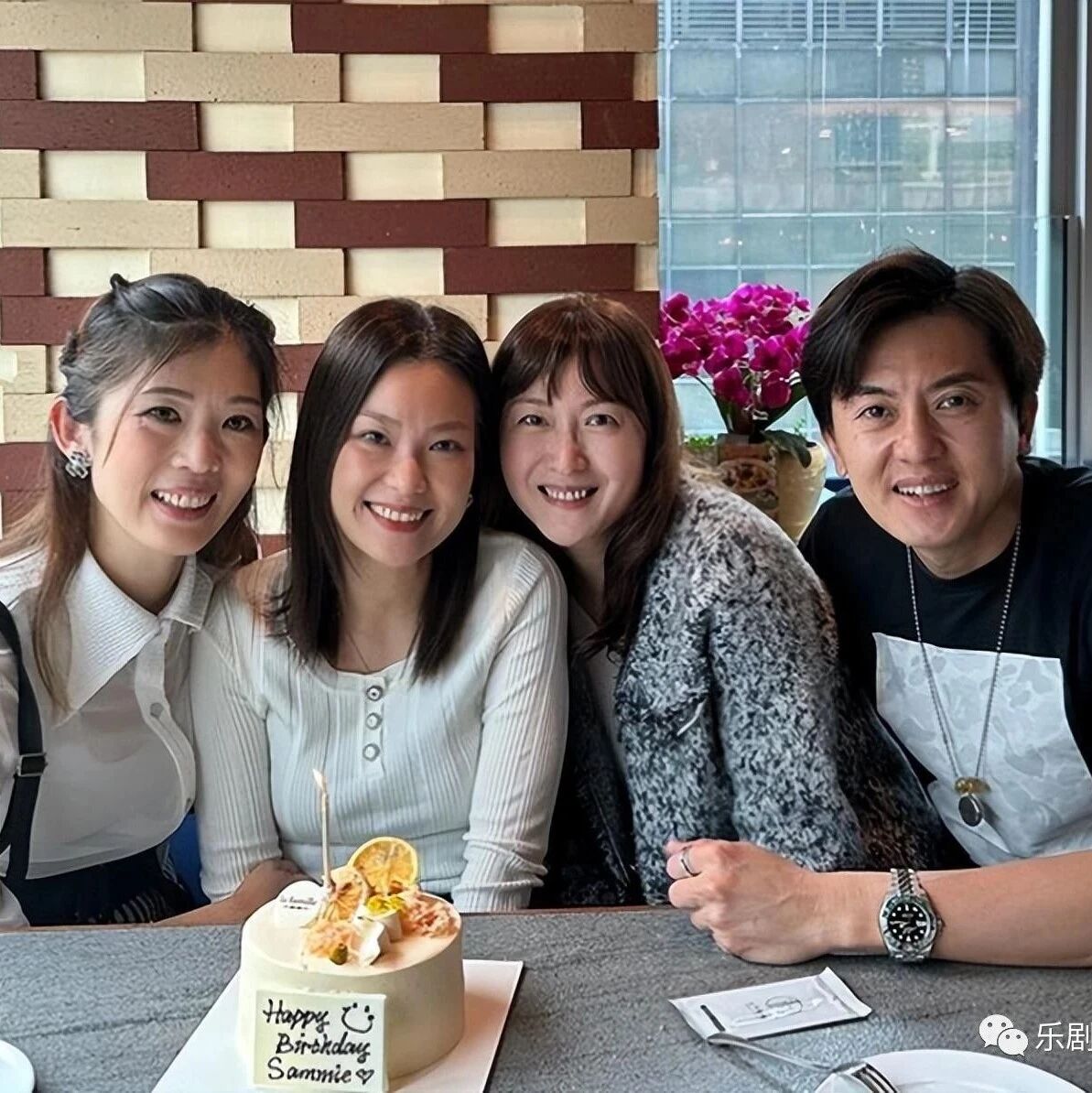 郑中基为二婚妻子庆43岁生日,紧搂对方大秀恩爱,一对子女罕露面