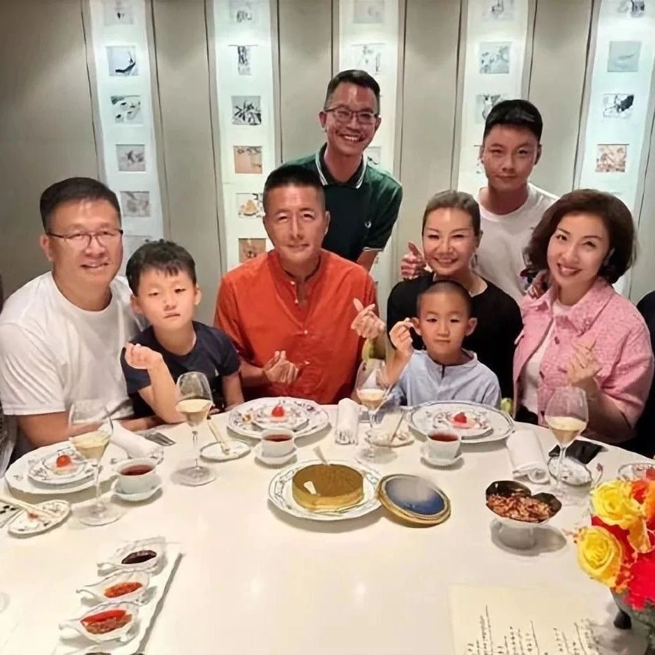 高曙光父子生日,一家到香港吃大餐庆祝,小16岁富婆妻子喝到脸红