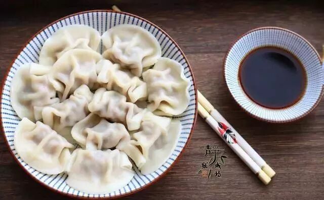 冻饺子开水下锅还是冷水下锅 速冻水饺是开水下锅还是冷水下锅？怎样煮不破皮？