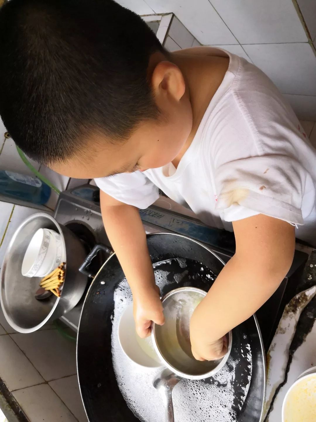「我4歲，我已經不是小孩子，可以幫爸爸媽媽洗碗啦！」 看看這些孩子有多棒！ 親子 第12張