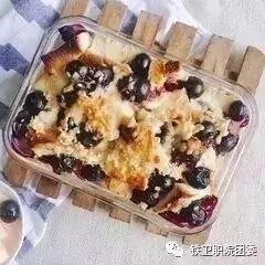 每一勺都能吃到蓝莓的爆浆感——蓝莓烤吐司布丁