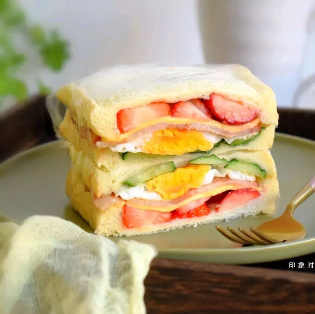 缤纷水果培根口袋三明治