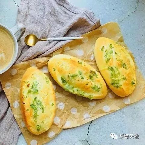 荧幕挡不住的好滋味！松软可口的青葱软面包