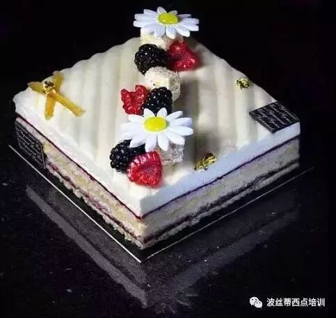 看看大师是如何装饰蛋糕滴~