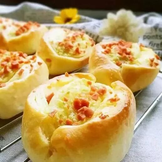 不可错过的蒜香咸口味的火腿蒜香餐包