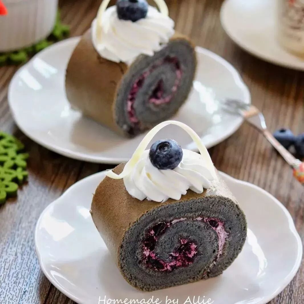 竹炭蓝莓蛋糕卷，新吃法，值得动手试一下~~