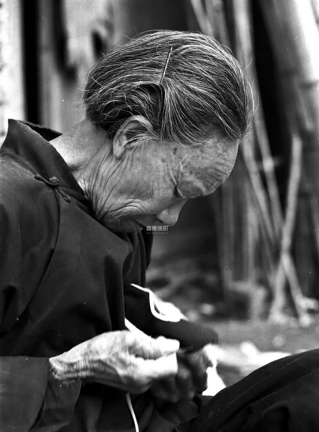 一双灯芯绒布鞋