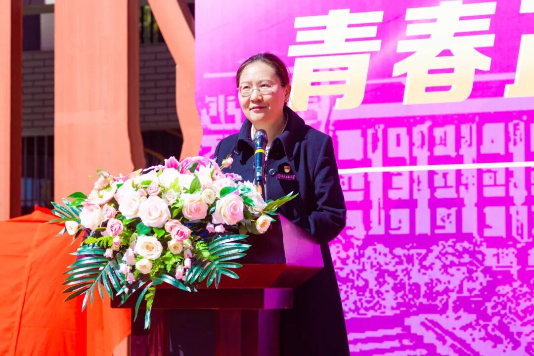 受学校党委书记彭茂红,校长姜萍委托,高中部执行校长张丽萍老师在讲话