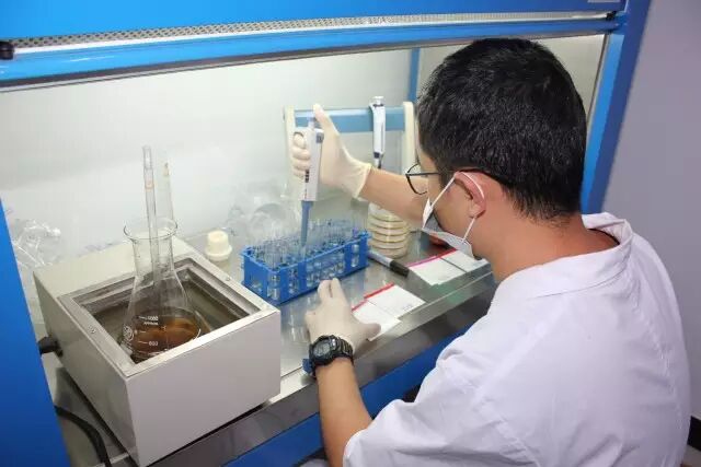 将鸭血按浓度10-1至10-7梯度稀释,将一部分样液注入发酵试管中,初发酵