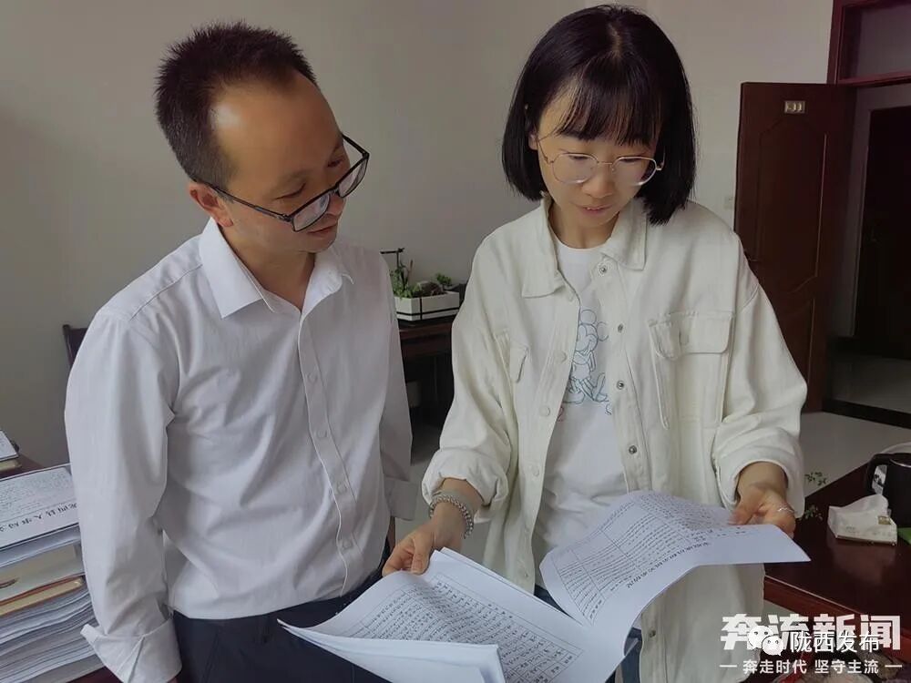 给记者展示自己的履历
