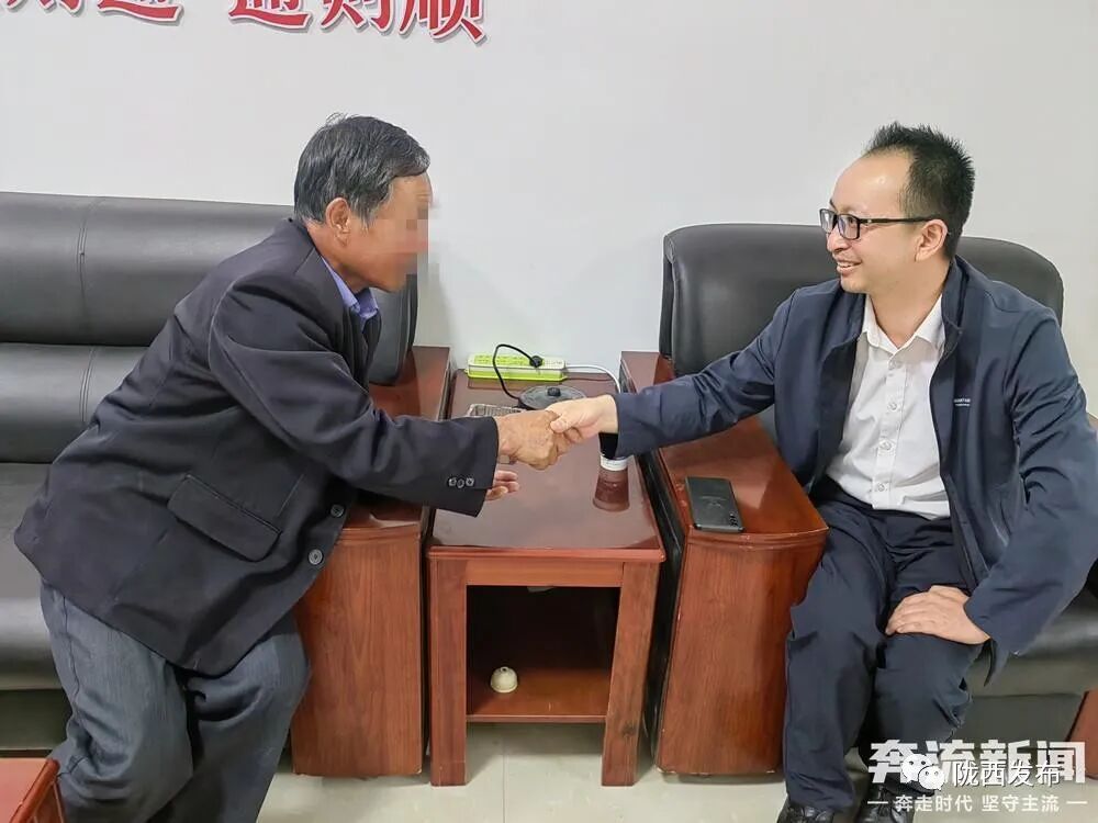 两人握手言和