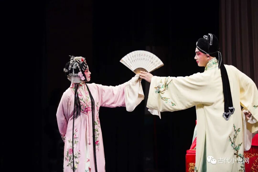 挥扇仕女图作者_三生桃花绘成扇_桃花扇作者是谁