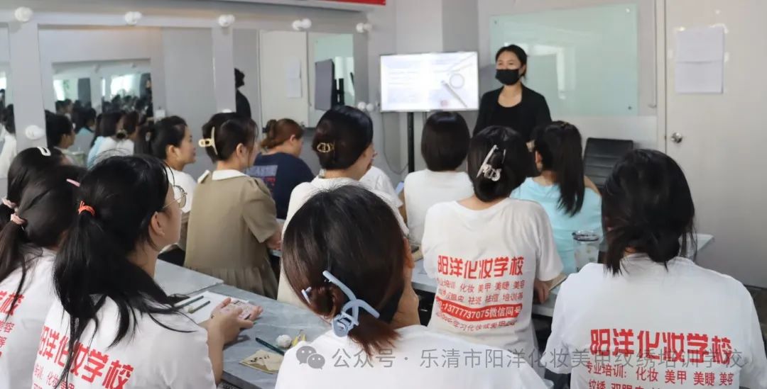 化妆学校用的彩妆是什么牌子_化妆学校正规学校_学校化妆视频讲解