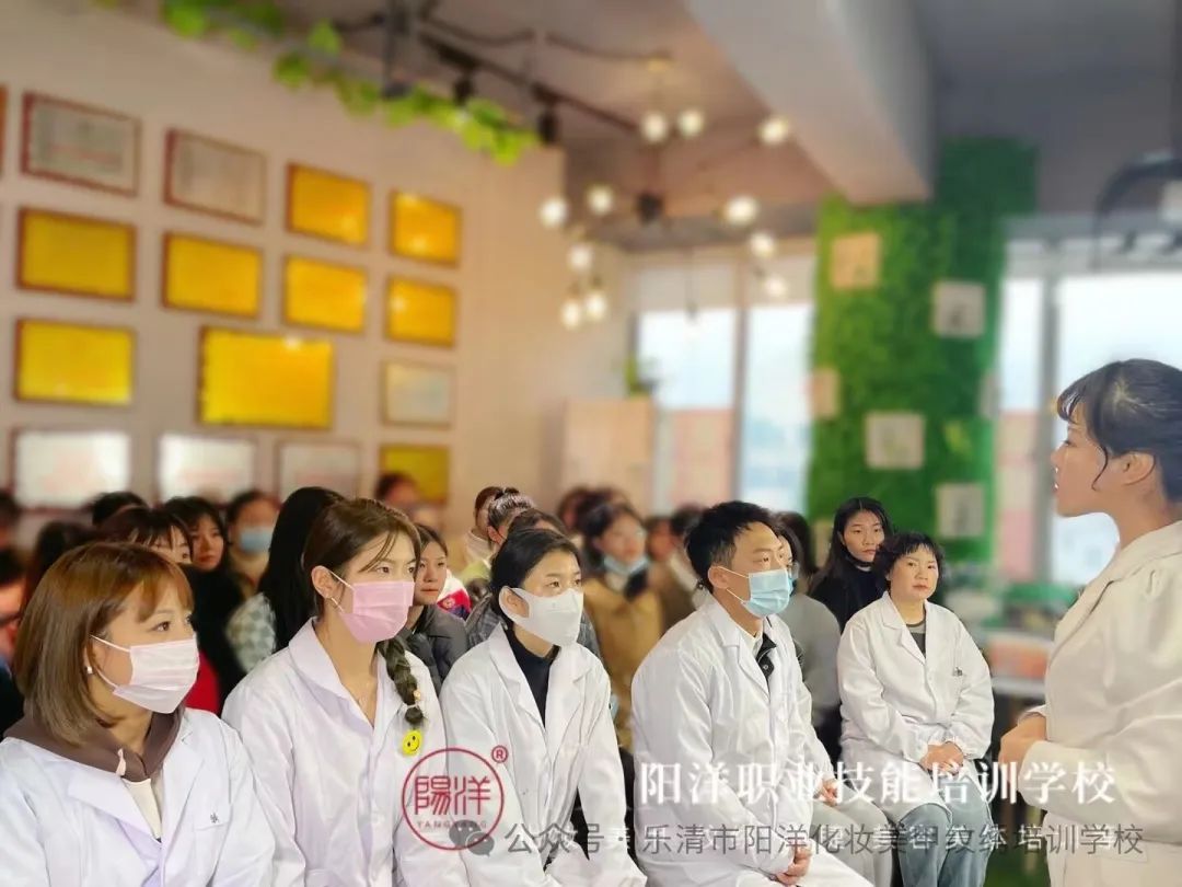 化妆学校正规学校_化妆学校用的彩妆是什么牌子_学校化妆视频讲解