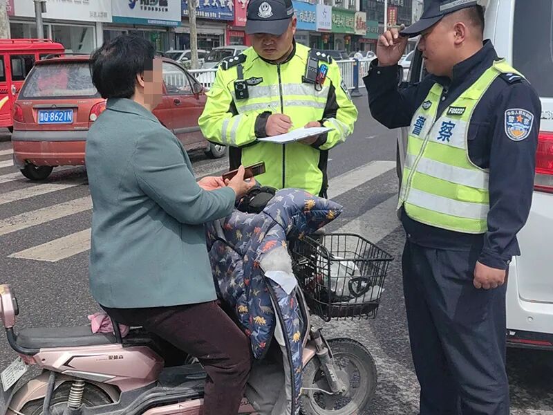 戴头盔平安归罗庄交警持续开展规范佩戴头盔劝导整治行动