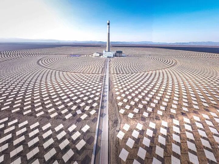 位于新疆吐鲁番市鄯善县的1GW“光热+光伏”一体化项目（2025年7月28日摄，无人机照片）。新华社发（徐自鹏 摄）