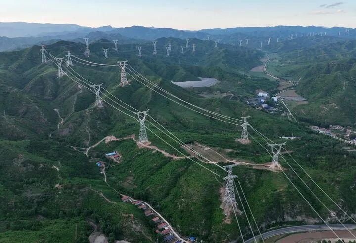 河北省承德市丰宁满族自治县境内的大同—怀来—天津南1000千伏特高压输电线路工程施工现场（2026年6月17日摄，无人机照片）。新华社记者 杨世尧 摄