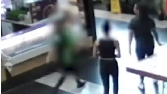 墨尔本女店员路过购物中心被两名女孩抢劫，腿部受伤缝13针！ - 3