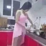 媳妇玩手机煮饭，笑傻了！