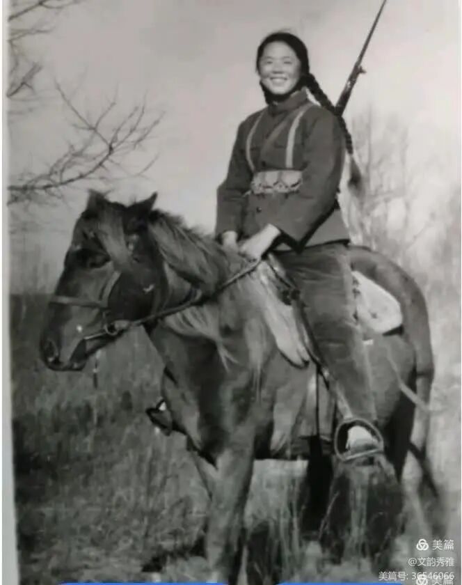 邹文秀老师作品《英姿飒爽小姐妹》