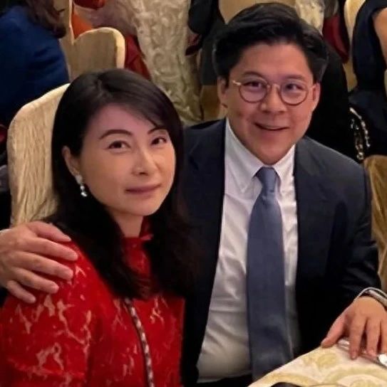 郭晶晶随夫出席家族宴会!蕾丝旗袍温婉贤惠,搭珍珠耳环精致富贵