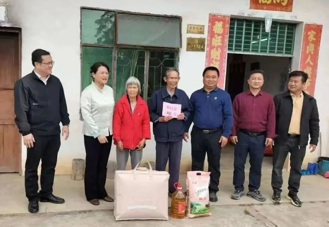 高州市副市长、红十字会会长陈璋玲在走访慰问