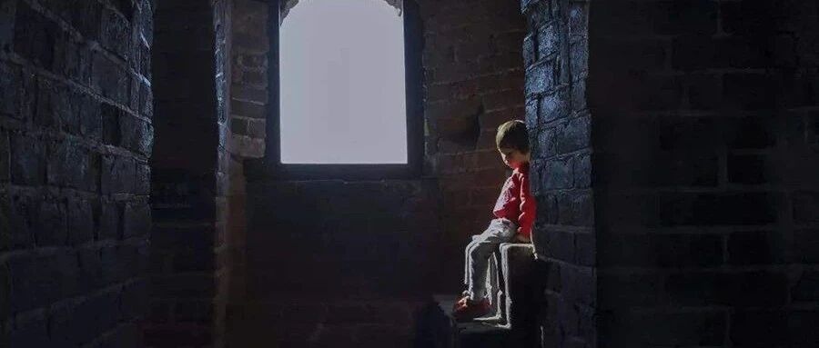 女儿居然蹲在地上，捡男孩掉在地上的蛋卷碎渣吃