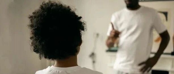 豆瓣8.4高分英剧，说透中国父母不敢说的真相|“我愿意为孩子死，但平时真想掐死他”