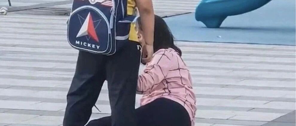 男孩当街踹妈妈引众怒：不管孩子的后果，有多可怕？