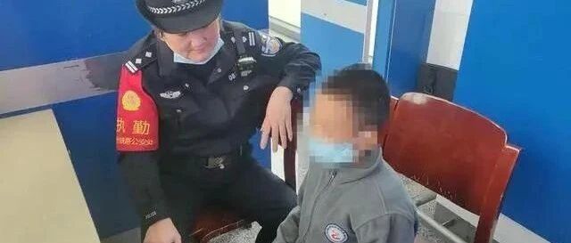 9岁男孩被亲爸扔火车站：粗暴式教育，比打骂还可怕