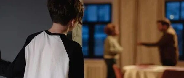 “被迫处理父母情绪20年，我看尽婚姻丑恶”：被当成“夹心人”的孩子，生活有多恐怖？