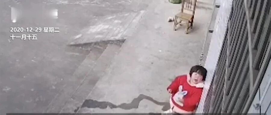 2岁女孩冲监控喊了一句话，网友瞬间泪目：每一个拼尽全力的父母，都值得尊重