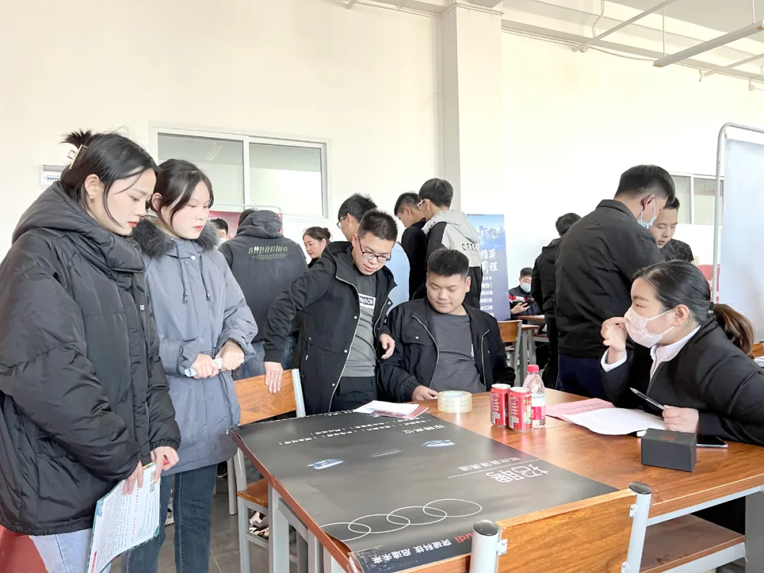 汽車名企開啟“搶學生”模式 天馬汽車產業學院學子供不應求 ——天馬汽車產業學院舉辦名企高端定制雙選會 汽車名企開啟“搶學生”模式 天馬汽車產業學院學子供不應求 ——天馬汽車產業學院舉辦名企高端定制雙選會