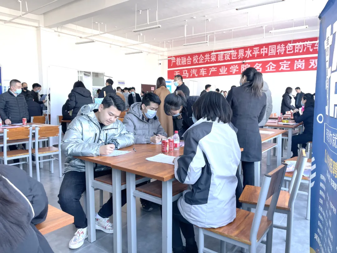 汽車名企開啟“搶學生”模式 天馬汽車產業學院學子供不應求 ——天馬汽車產業學院舉辦名企高端定制雙選會 汽車名企開啟“搶學生”模式 天馬汽車產業學院學子供不應求 ——天馬汽車產業學院舉辦名企高端定制雙選會