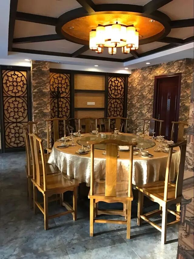 83997188   这是镇江为数不多的以贵州苗家菜为主打的餐厅,餐厅里随处