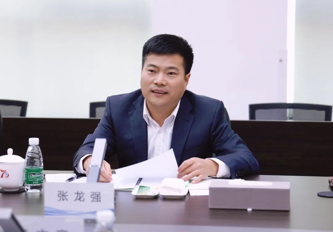 座谈交流前,岳文彦董事长陪同张龙强院长一行参观了中冶京诚企业展厅.