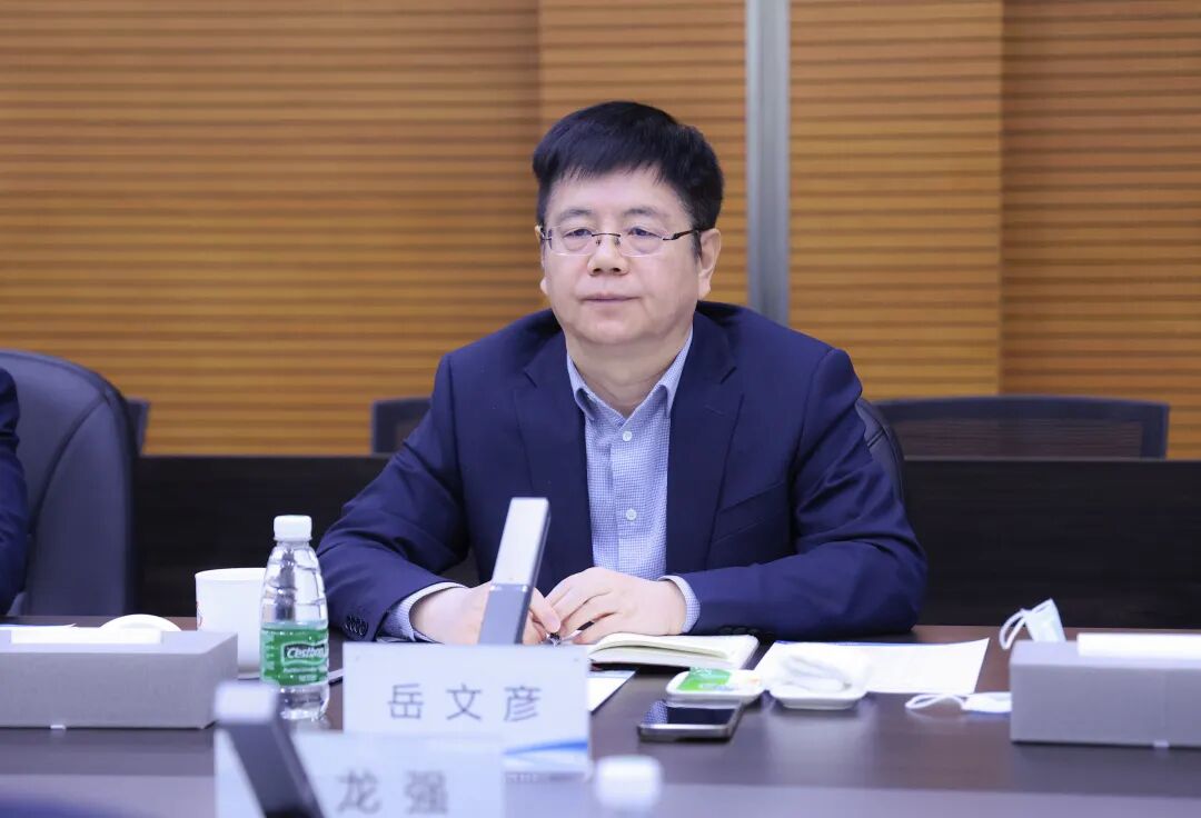 岳文彦董事长对张龙强院长带队进行战略回访表示热烈欢迎,并简要介绍