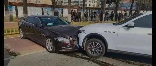 【8点见】铜川两老板因员工跳槽驾豪车互撞，警方通报来了