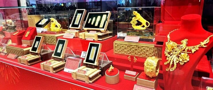 曾经鄙视“大金链子”的年轻人，怎么忽然爱上了黄金