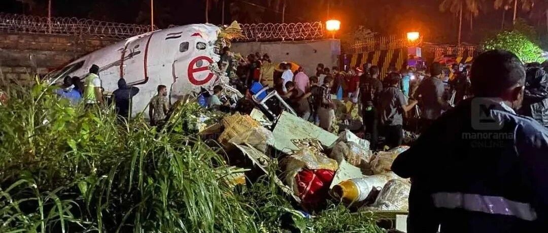 【8点见】印度航空一架客机降落时冲出跑道，已致17人死亡