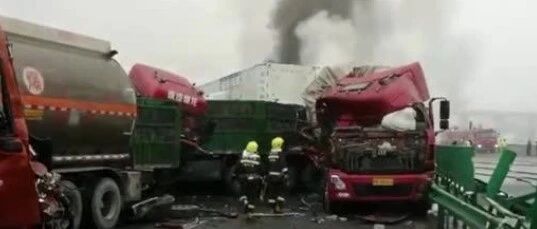 3死6伤！包茂高速陕西铜川段40多辆车连撞