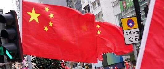 香港街头 国旗飘扬