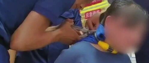 差点没命！被熊孩子锁喉，这怪谁？