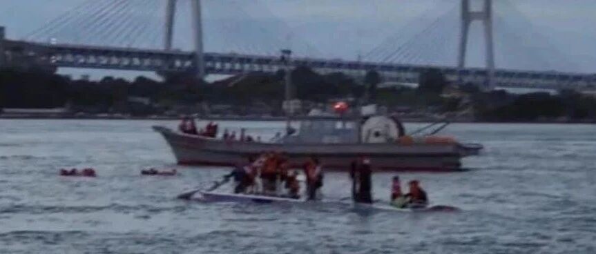 震撼！一艘载有52名小学生的渡轮触礁下沉，结局出乎意料……