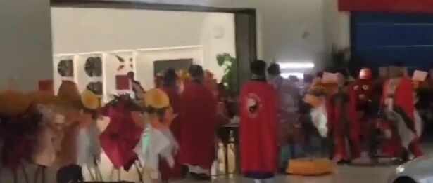 【8点见】门店搬迁搞封建迷信活动，小鹏汽车回应