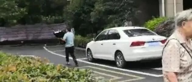 思悼：小区居民为来女士献花