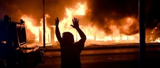 【8点见】非裔男子被警察从背后连开7枪