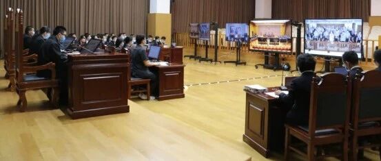 【8点见】黑老大出狱近百辆豪车迎接 31人涉黑组织受审