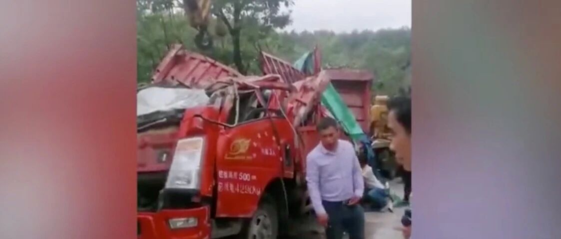 河南货车侧翻掩压路边拾蒜群众 已致8死11伤