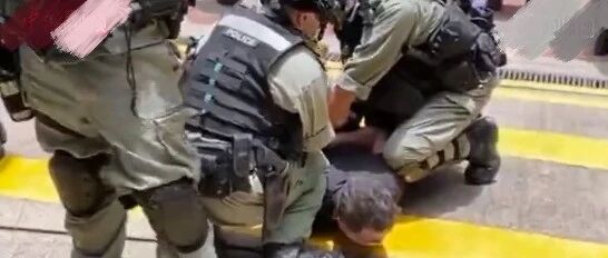 【8点见】昨日港警拘捕纵火堵路示威者约370人 7名警员受伤